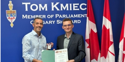 MP Tom Kmiec presenting Jared Sarbit with the King’s Coronation Medal for Entrepreneurship and Integration of Newcomers to Canada’s Workforce.